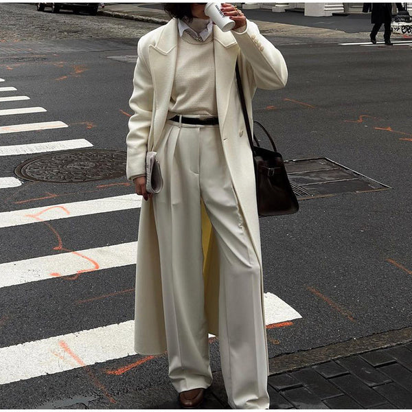 Gabardina blanca elegante y adelgazante