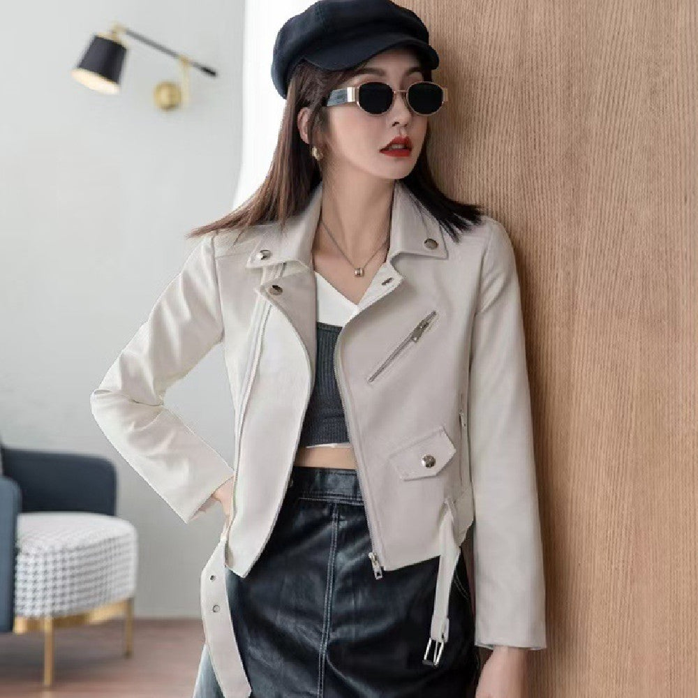 Women’s slim-fit leather jacket in cream with zip front and flap pockets