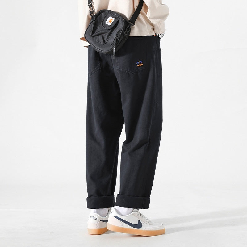 Men's loose cargo pants in black, straight casual fit, cuffed hems, cargo pockets and patch