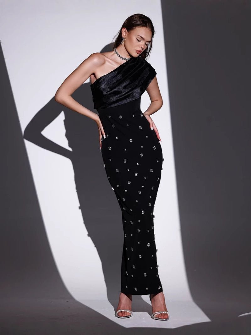 Vestido de noche negro con hombros descubiertos y diseño de diamantes