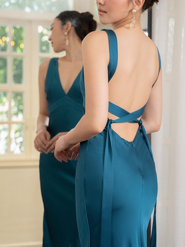 Vestido de novia azul lago con tirantes y espalda descubierta