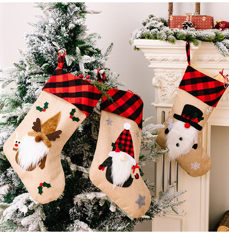 Adornos navideños Colgante de ventana bordado con tela a cuadros rojos y negros