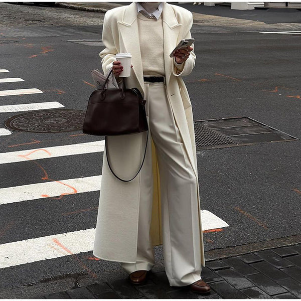 Gabardina blanca elegante y adelgazante