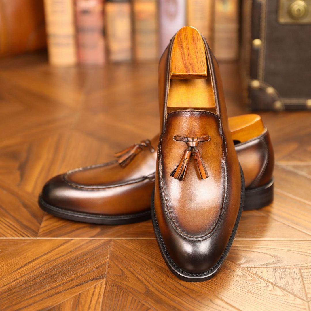 Men's tassel loafers in brown leather, slip-on moc toe with fringe detail and low sole