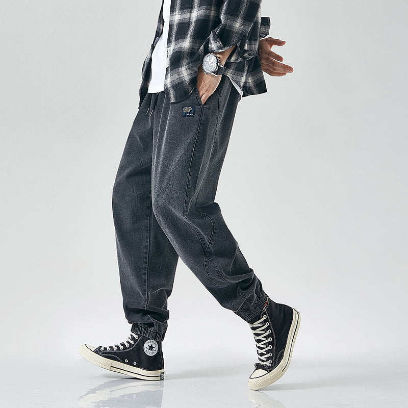 Black loose-fit cargo pants with side pocket and relaxed tapered leg