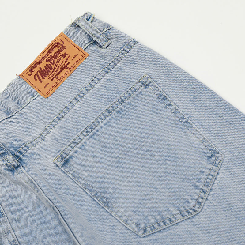 Gerade geschnittene Jeanshose aus gewaschenem, hellem Denim