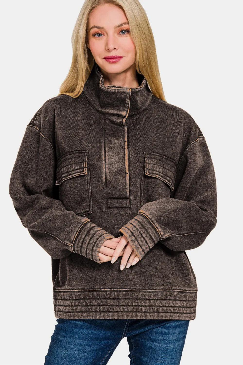 Dark acid-washed half-snap fleece sweatshirt with stand collar and chest pockets