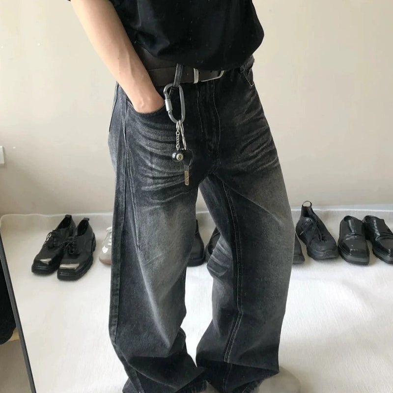 Schwarze, verwaschene Jeans im Retro-Look, passend zu allen Outfits