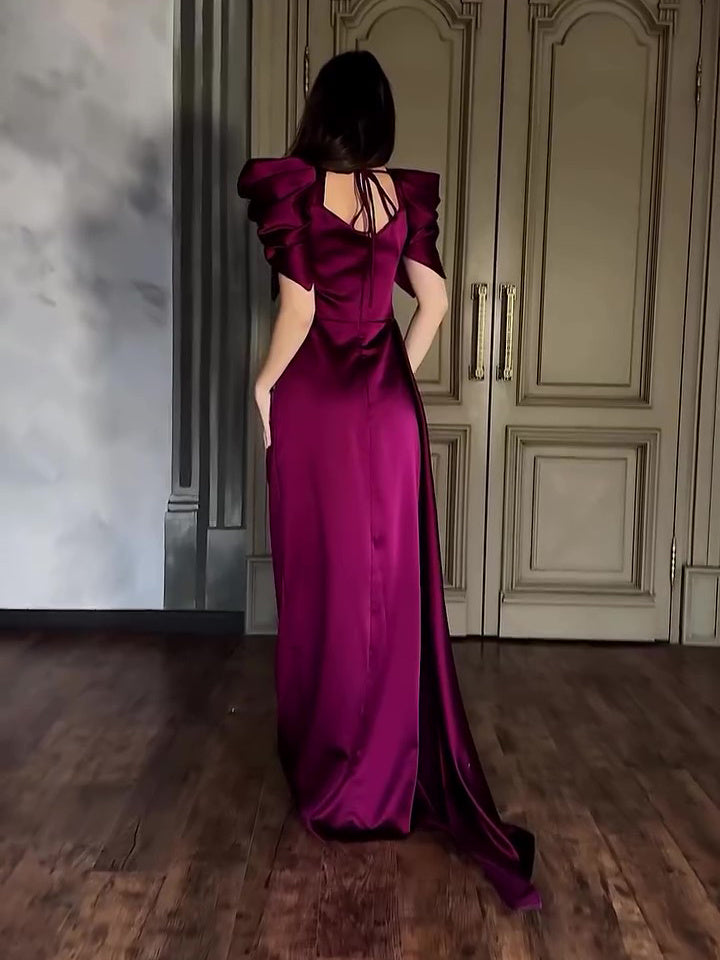 Elegante vestido largo plisado con abertura y mangas abullonadas