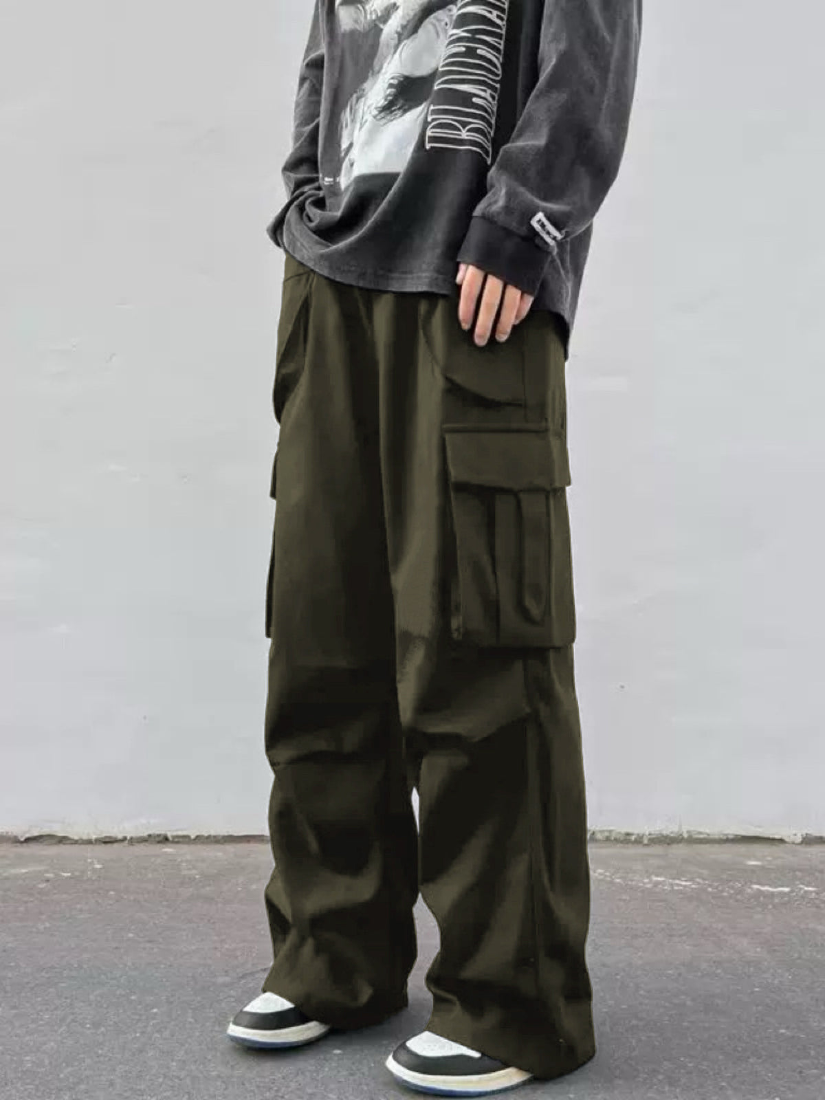 Army green wide-leg cargo trousers with front flap cargo pocket details