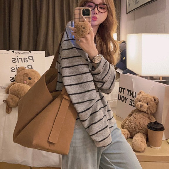 Loose brushed base shirt in dark and light gray stripes, long sleeves, hooded style
