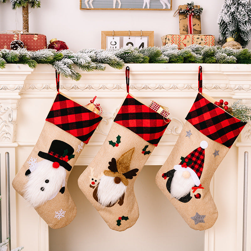 Adornos navideños Colgante de ventana bordado con tela a cuadros rojos y negros