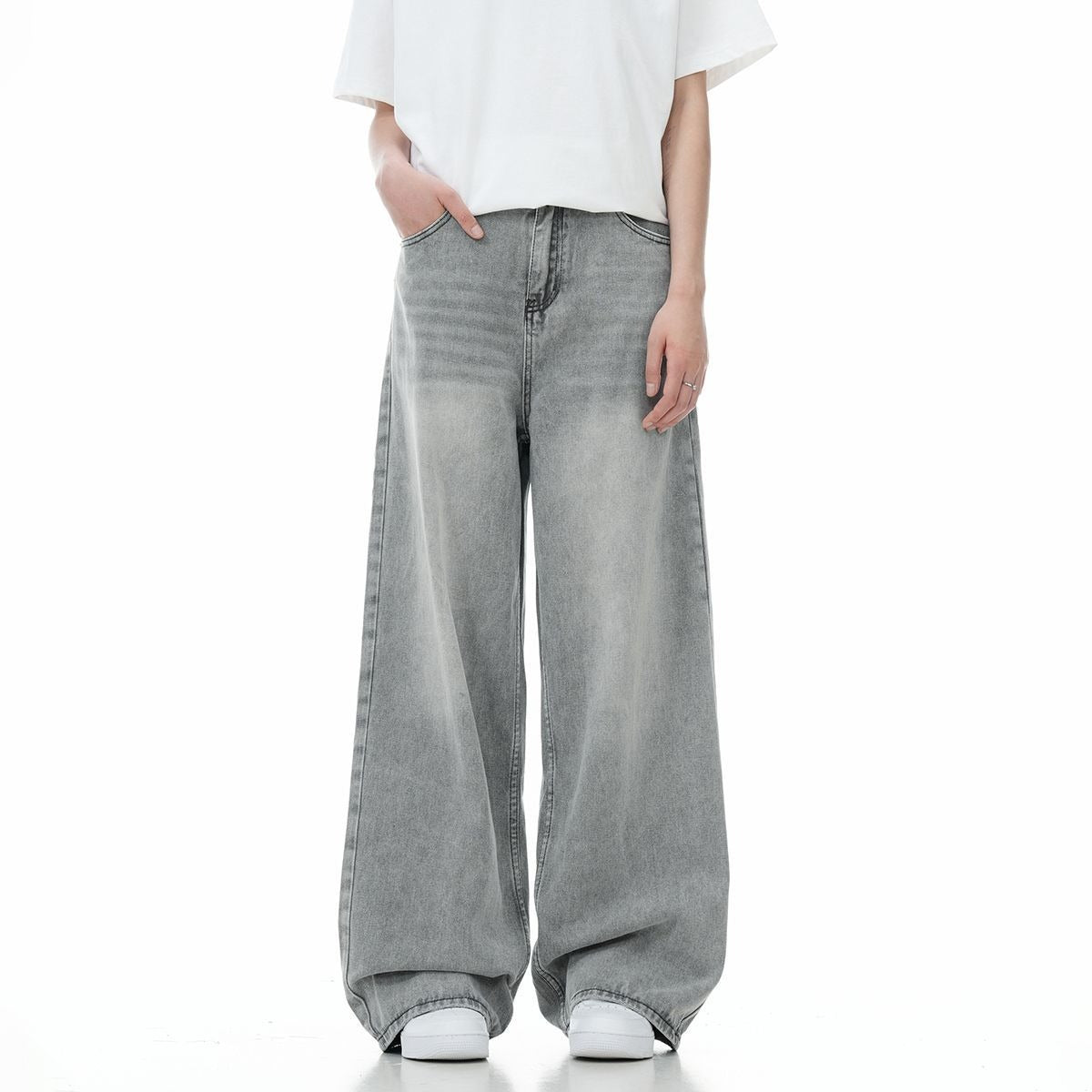 Men's straight-leg jeans in medium gray, relaxed fit, wide hems, front pocket seam