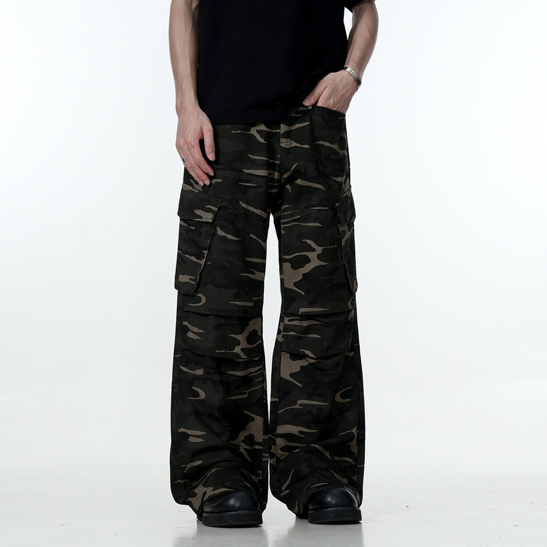 Men's camouflage cargo pants with multiple flap pockets and straight loose fit