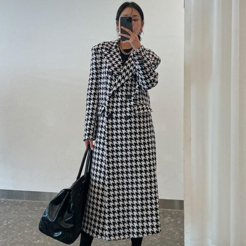 Houndstooth long coat jacket, double-breasted front and pointed lapel, black-and-white