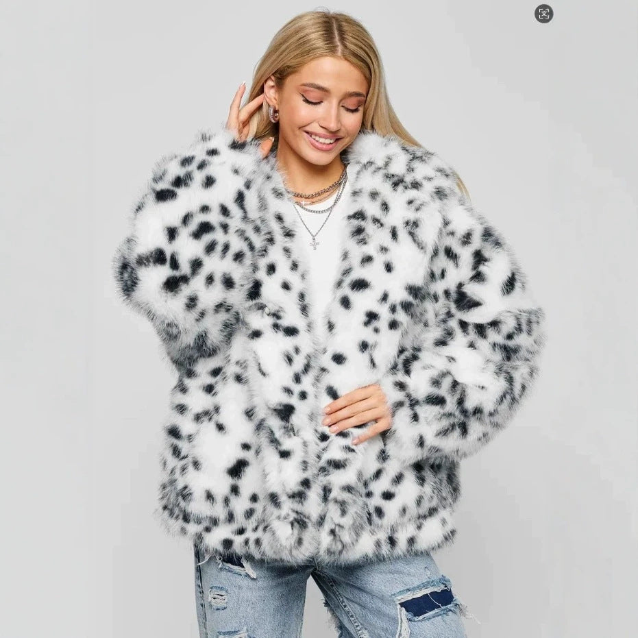 Leopard-print faux fur hooded jacket, white with black spots, full sleeves and relaxed fit
