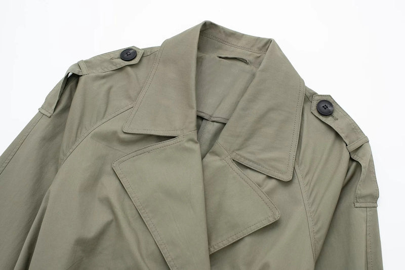 Zweireihiger Trenchcoat mit Gürtel und Revers