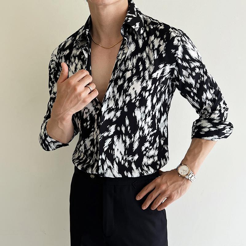 Men's slim-fit button-up shirt in black and white abstract print, long sleeves