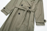 Zweireihiger Trenchcoat mit Gürtel und Revers