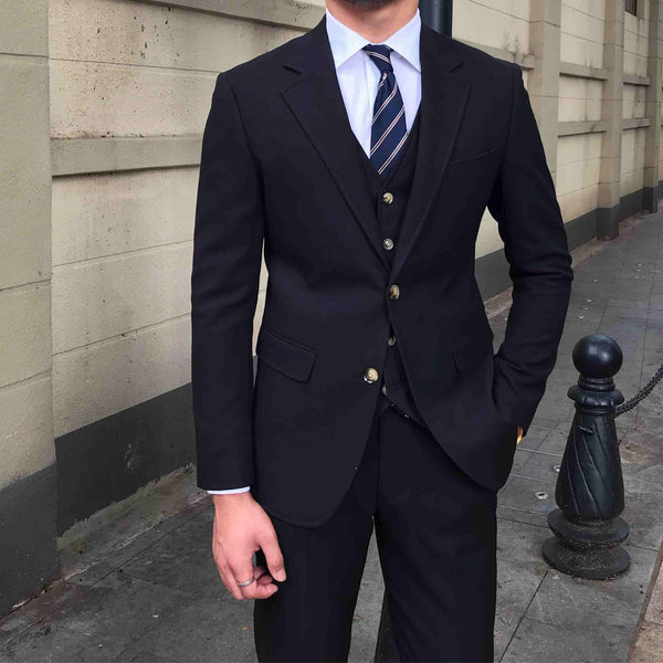 Traje de tres piezas ajustado para hombre