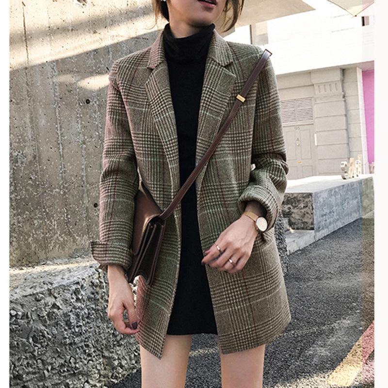 Plaid wool blazer with matching shorts, lapels and wristwatch, brown crossbody strap