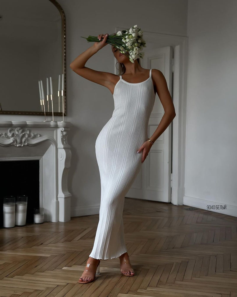 Modisches Hosenträgerkleid im minimalistischen Stil