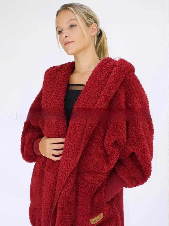 Europäischer und amerikanischer Pelzmantel für Damen im Herbst und Winter mit Kapuze und Taschendesign