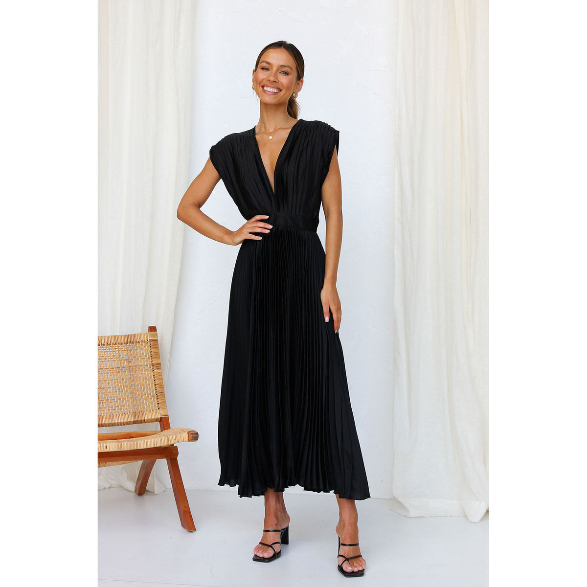 Women's sleeveless V-neck pleated dress – product image 3