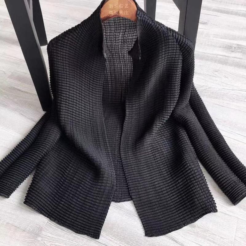 Men’s woven casual shirt jacket in black with open collar and long sleeves
