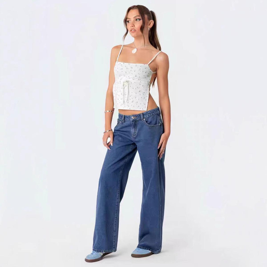 Low-waist wide-leg jeans in dark blue denim with front pockets and belt loops