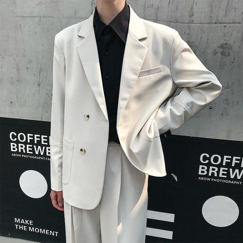 Men's casual suit in off-white: notched-lapel jacket, black vest, matching trousers.