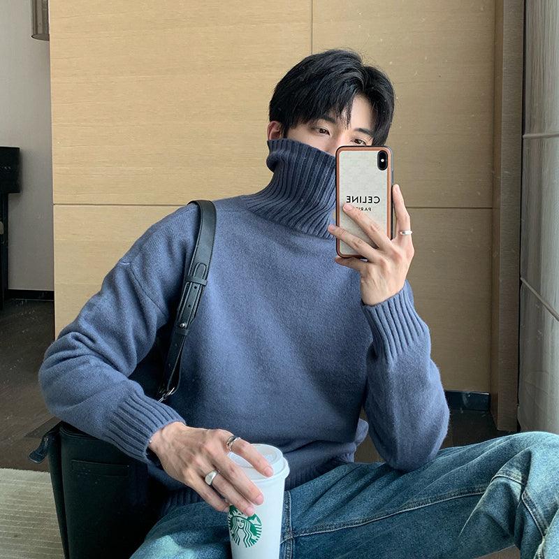 Men's blue-gray ribbed turtleneck knit sweater with long sleeves