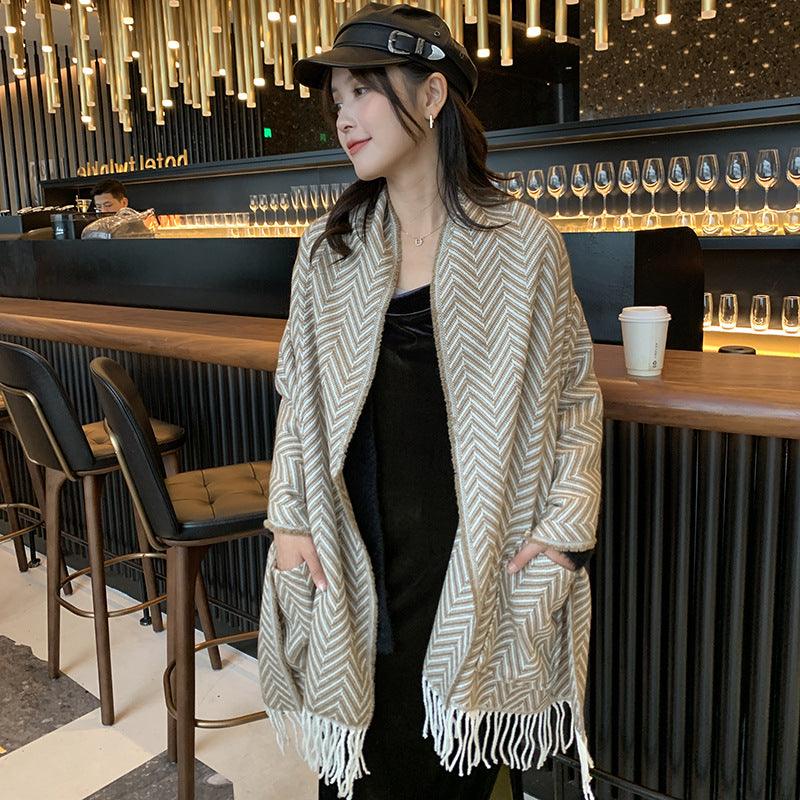 Women's pocket shawl, beige chevron knit with front pocket and fringed edge