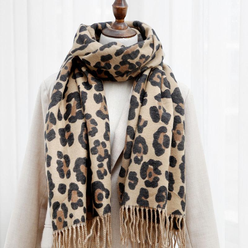 Double-sided leopard print scarf in beige with dark spots and fringe hem ends